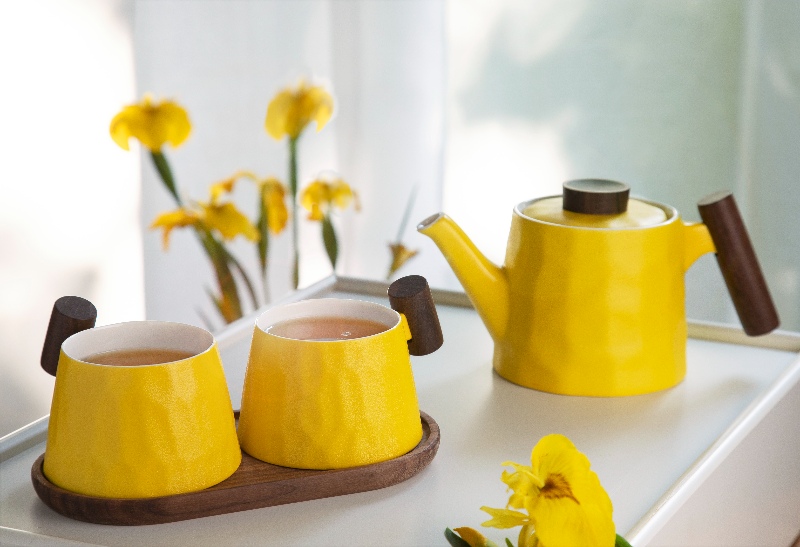 Ogni tazza è unica perché fatta a mano. Porcellana artigianale Fine Bone China di alta qualità nella serie dal design sviluppato da TeaLogic, Ela B. Design a Brema.